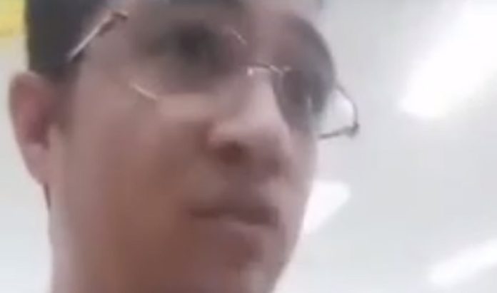 Homem recusa usar máscara de protecção numa farmácia do Brasil