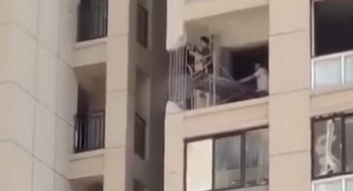 Homens destroem pilar de prédio ao fazerem obra em varanda