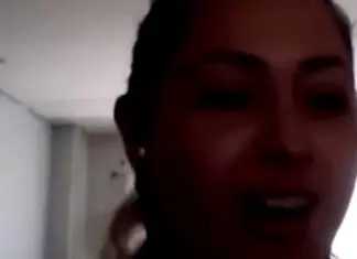 Jovem desabafa em voz alta antes de sair de chamada com professora em aula de grupo online