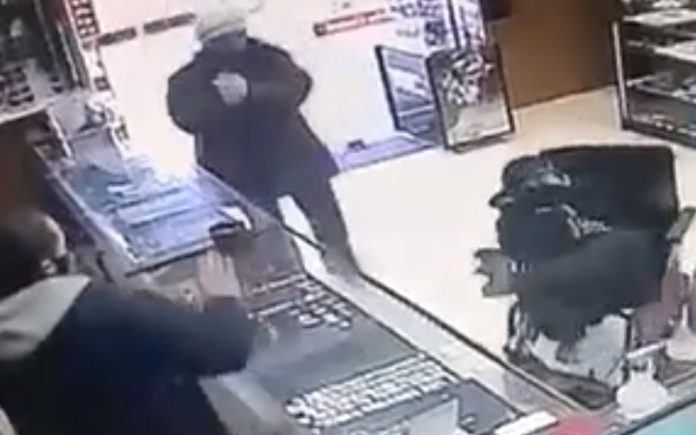 Jovem ladrão mudo em cadeira de rodas tenta assaltar relojoaria com arma nos pés