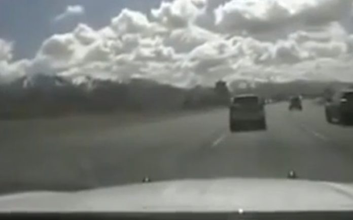 Menino de 5 anos apanhado a conduzir em auto-estrada a caminho de stand