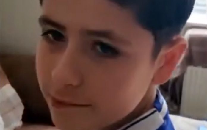 Menino pede ao pai que lhe corte o cabelo ao estilo Ronaldo mas o resultado não agradou