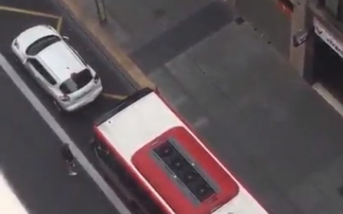 Motorista de autocarro leva carro à frente que parou na faixa BUS