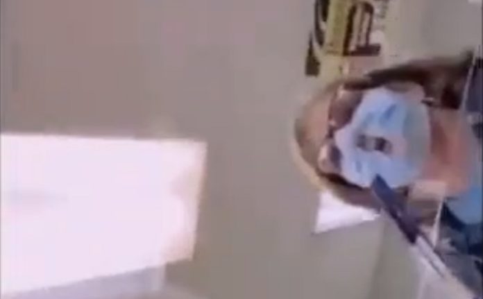 Mulher corta a máscara para poder respirar melhor