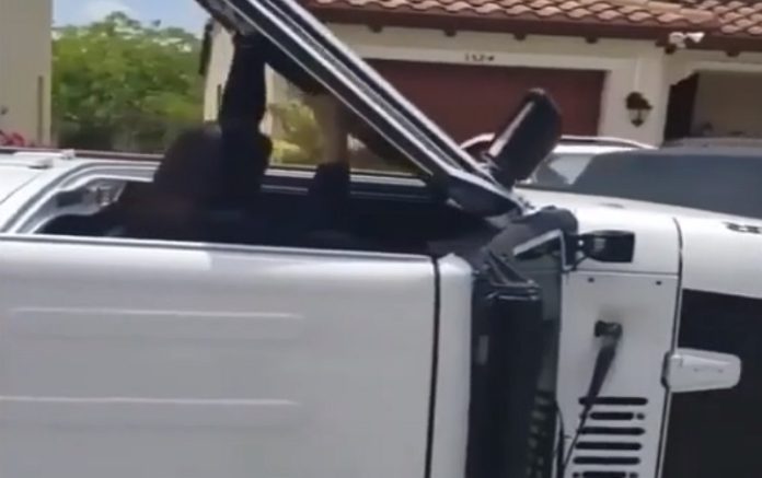 Mulher queri evitar que o seu carro fosse rebocado mas teve prejuízo maior