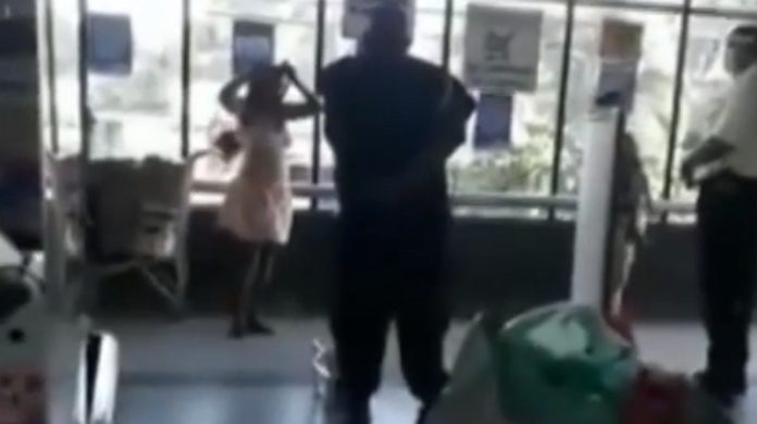 Mulher usa cuecas como máscara no Rio de Janeiro para entrar em supermercado