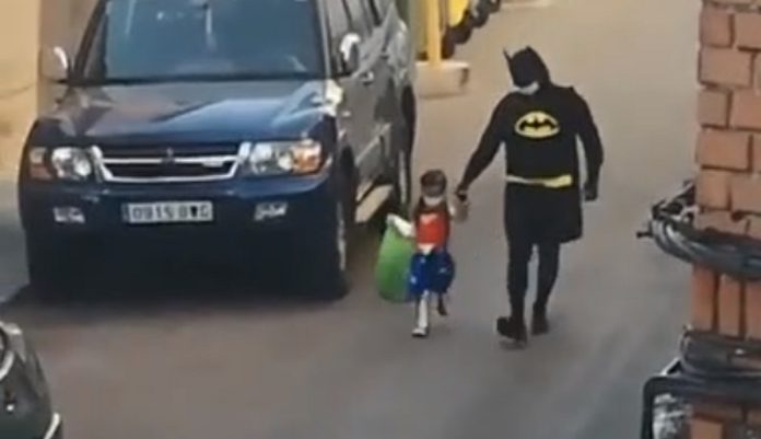 Pai e filha levam lixo à rua todos os dias com uma máscara de Carnaval diferente