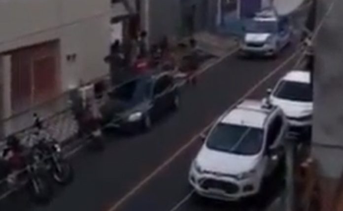 Polícia no Brasil conta até dez para que as pessoas fossem para dentro de casa