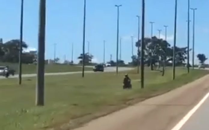 Polícia Rodoviária faz perseguição a motociclista no Brasil ao estilo GTA