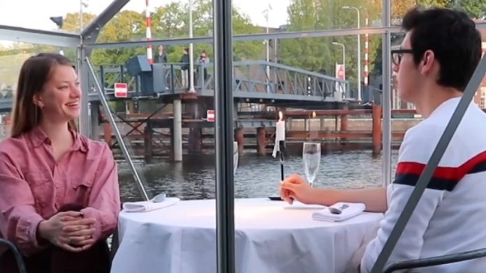 Restaurante holandês serve clientes em cabines de vidro individuais