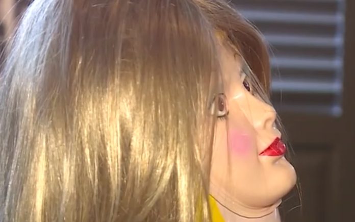 Restaurante nos EUA usa bonecos insufláveis para garantir distanciamento social