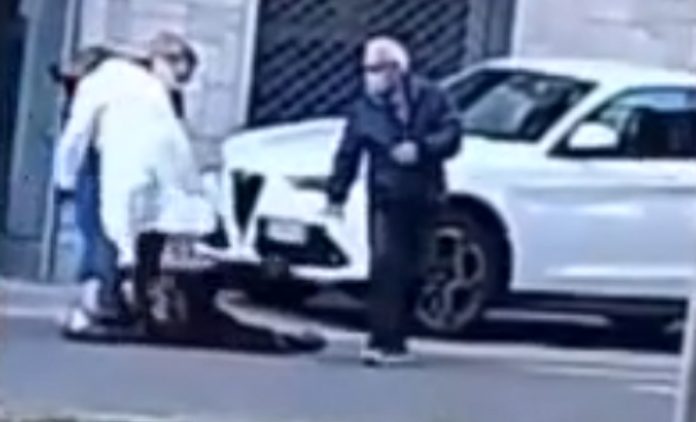Vídeo capta momento em que médico italiano agride idoso a pontapés
