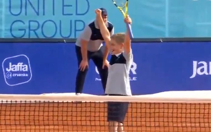Apanha-bolas de 10 anos ganha ponto frente a tenista Djokovic