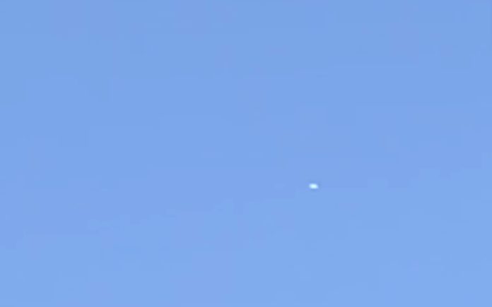 Base de Comando Aeroespacial dos EUA filma nave parecida com globo