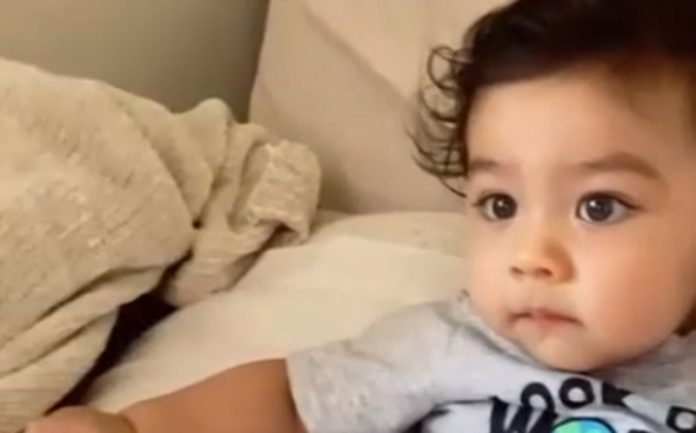 Bebé cola à televisão a ver Toy Story e não quer ser incomodado para nada