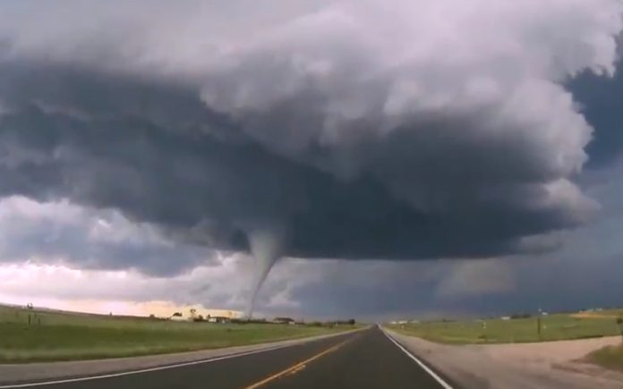 Câmara instalada no carro regista passagem de grande tornado