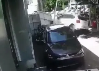 Condutor bate com o carro ao sair da concessionária, segundos depois de comprá-lo
