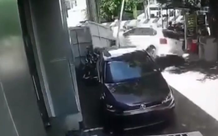 Condutor bate com o carro ao sair da concessionária, segundos depois de comprá-lo