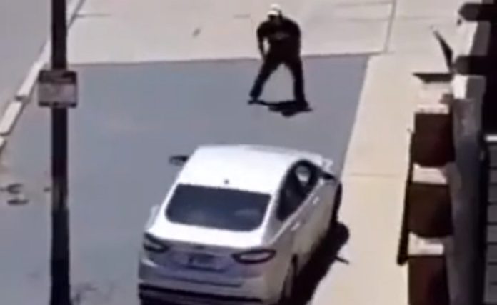 Condutor enerva-se e atropela homem que estava a atirar pedras aos carros