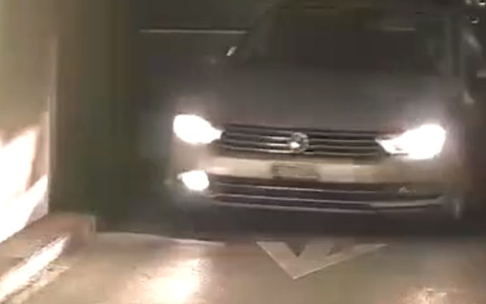 Condutora bate com o carro vezes sem conta ao entrar na garagem