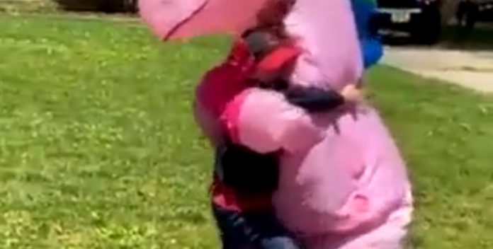 Depois de 2 meses de quarentena, avó veste-se de unicórnio para ver os netos