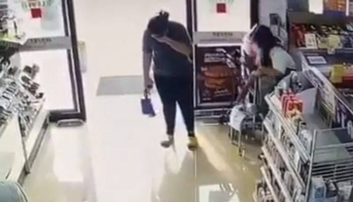 Funcionária de loja desinfeta olhos de cliente em vez de medir temperatura