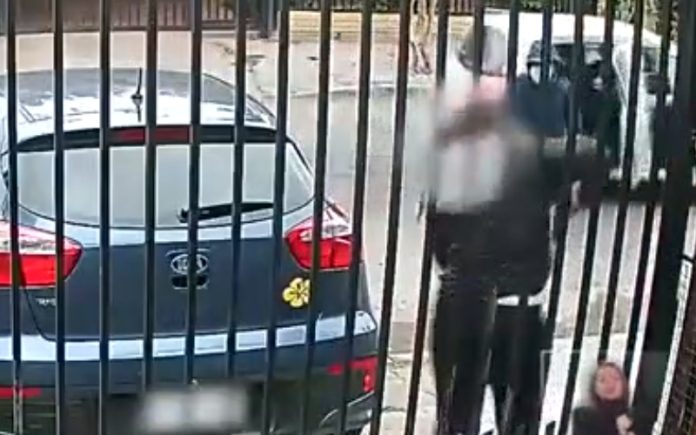 Homem armado tenta assaltar mulher polícia que não hesita em entrar em acção