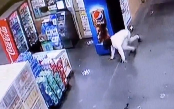 Homem bêbedo inspira-se em Missão Impossível para roubar bebidas de um posto de gasolina