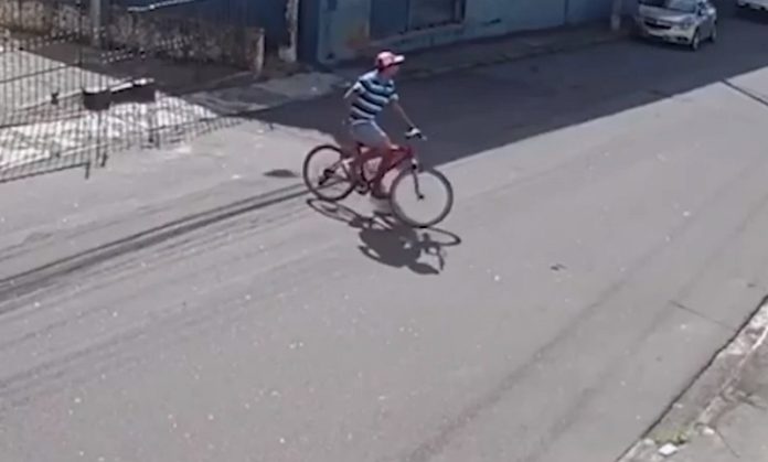 Homem de bicicleta assalta mulher na rua em Santa Cecília, Brasil