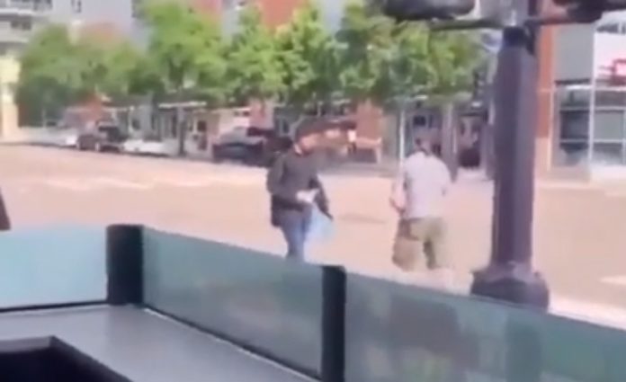 Homem é insultado e agredido na rua e aplica KO no agressor