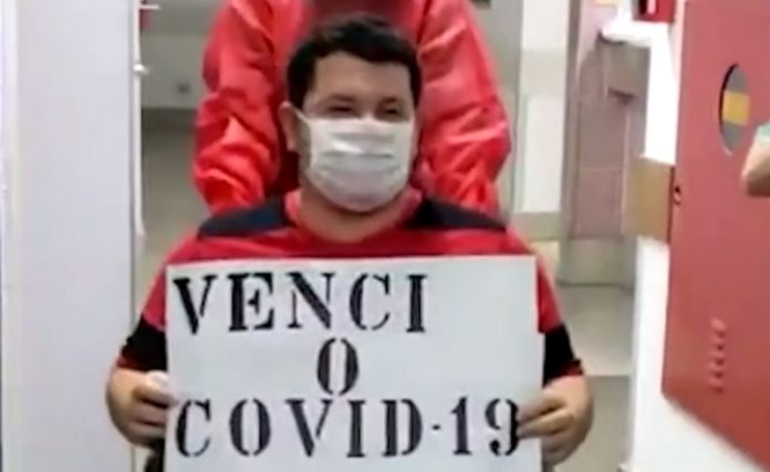 Homem pede namorada em casamento à saída de Hospital depois de vencer Covid-19