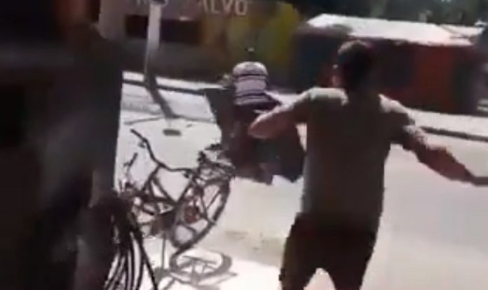 Homem senta-se na mota para experimentá-la e nunca mais o viram