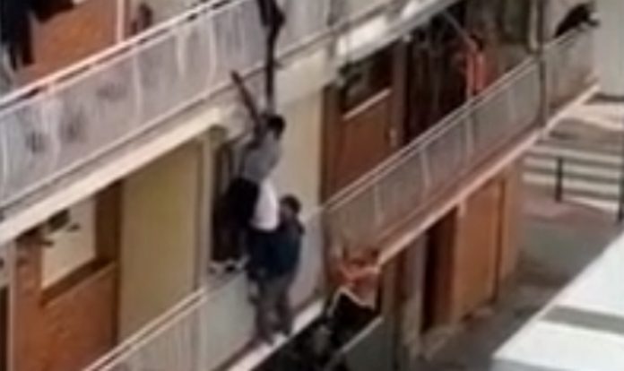 Idoso escorrega de varanda e vizinhos juntam-se em salvamento