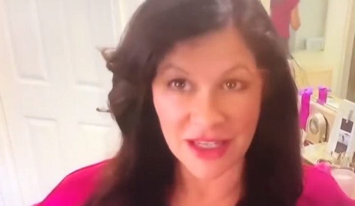 Jornalista filma marido no banho durante direto para a televisão