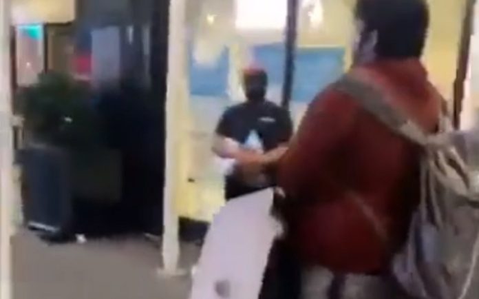 Jovem americano rouba iMac de loja mas é assaltado poucos segundos depois Jovem americano rouba iMac de loja mas é assaltado poucos segundos depois