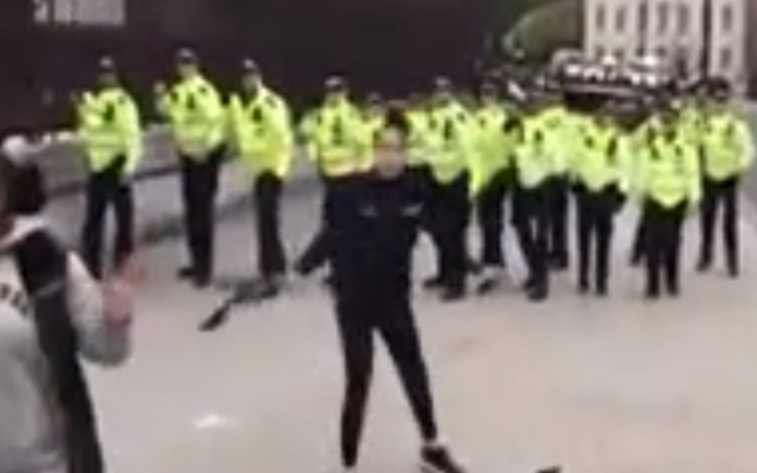 Jovem defende polícias de manifestantes no Reino Unido ao colocar-se entre eles
