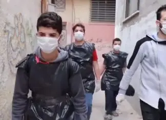 Jovens da Faixa de Gaza arriscam-se nas ruas para combater Covid-19