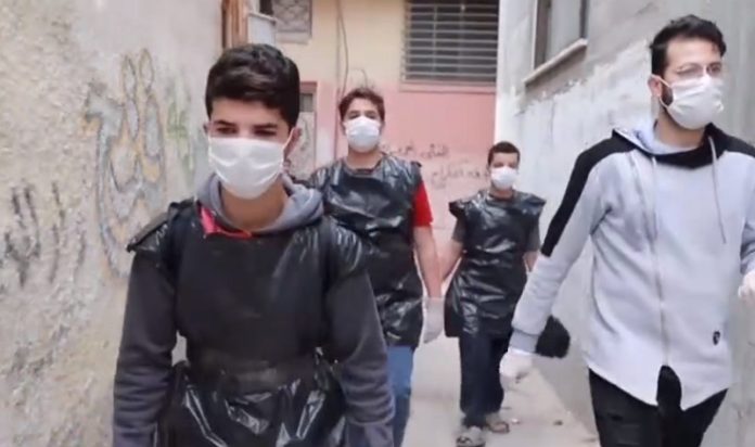 Jovens da Faixa de Gaza arriscam-se nas ruas para combater Covid-19