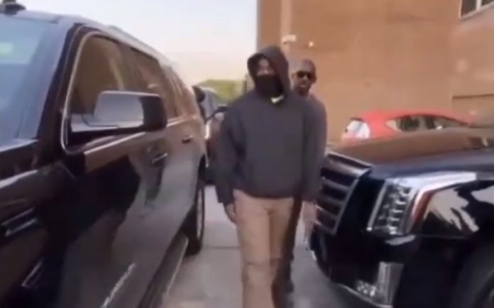 Kanye West junta-se a protesto Black Lives Matter em Chicago