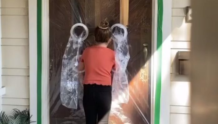 Menina cria estratégia para poder abraçar os avós em segurança durante pandemia de Covid-19