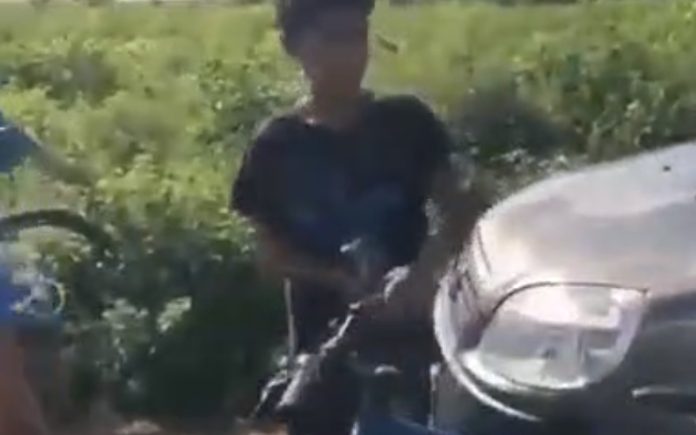 Menino recebe presentes depois de ter dado pedal da sua bicileta a grupo de ciclistas