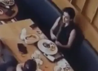 Mulher coloca cabelo na comida de restaurante com ajuda da família