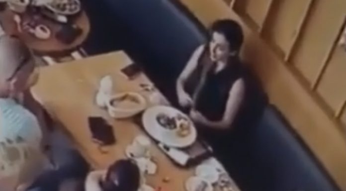 Mulher coloca cabelo na comida de restaurante com ajuda da família