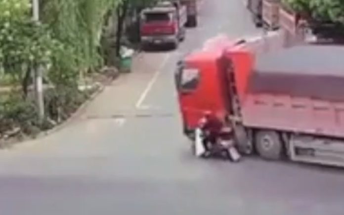 Mulher de mota escapa por milagre a acidente com camião Mulher de mota escapa por milagre a acidente com camião