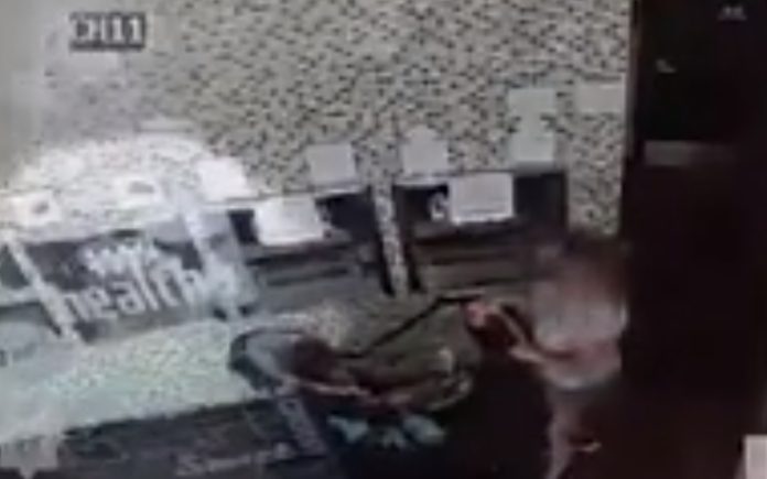 Mulher que tossiu para cima de bebé em restaurante é procurada por autoridades