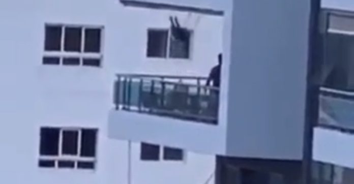 Pai faz baloiço para os filhos na varanda do seu apartamento