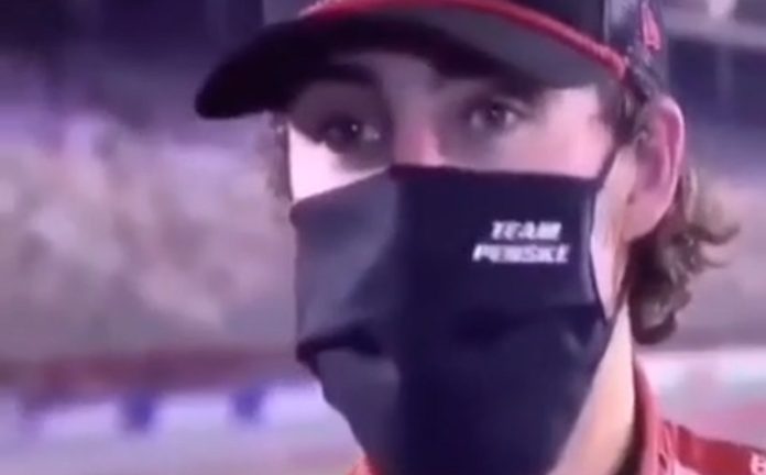 Piloto esquece-se que tem máscara durante flash interview e protagoniza momento de humor