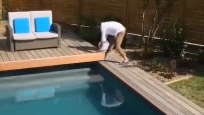 Piscina tem cobertura genial e multi-funções