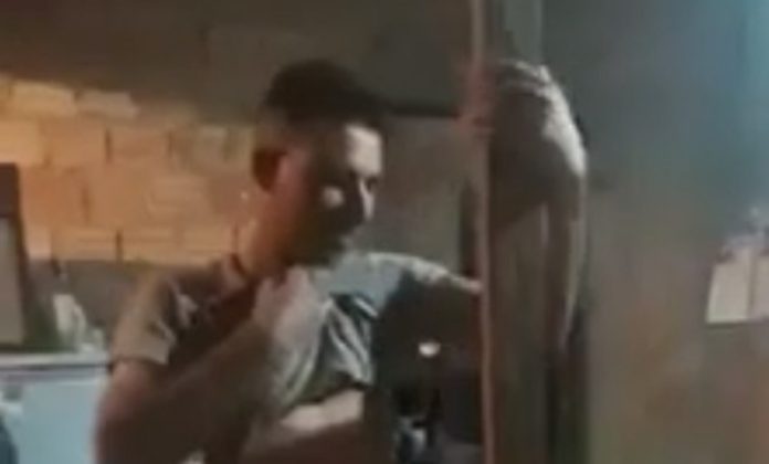 Pole Dance masculino deixa mulheres aos berros e deita tudo abaixo