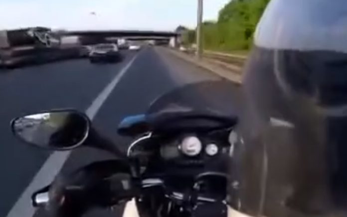 Polícia francesa intercepta suspeito depois de perseguição de mota a alta velocidade